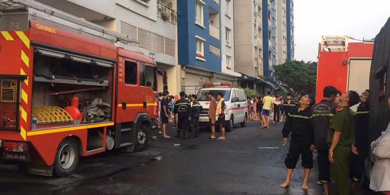 Cũng theo Thượng tá Nguyễn Thanh Hưởng, chiến sĩ chia làm nhiều mũi, mặc đồ bảo hộ vào từng căn hộ để cố gắng giải cứu hàng trăm người. Ảnh: Motthegioi.vn aa