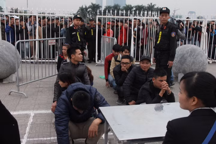 Đúng 7h00, cổng vé được mở bán, để đảm bảo trật tự cho ngày bán vé, LĐBĐ Việt Nam đã bố chí 2 cổng tại sân Mỹ Đình. Mỗi NHM trước khi mua vé được phát ticket và tối đa chỉ được mua 4 vé.