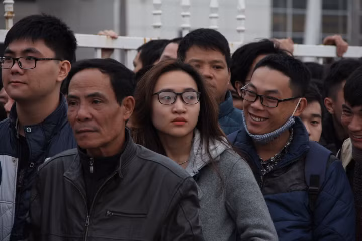 Không chỉ tự mình xếp hàng, các cò vé còn nhờ người nhà và bỏ tiền thuê những bạn sinh viên cùng đứng xếp hàng để thu gom vé. Theo chia sẻ của M.T (một sinh viên tại Hà Nội) chia sẻ:"Em được người nhà nhờ đi xếp hàng mua vé hộ với thù lao trên mỗi đầu vé là 100.000 ngàn". Như vậy, với việc bỏ ra một đêm để xếp hàng bạn sinh viên trên đã nhận thù lao là 400.000 ngàn cho 4 tấm vé mình mua được.