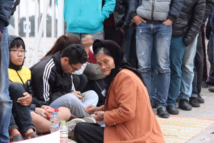 Trong số những người mua vé, có rất nhiều thành phần trong xã hội, từ công nhân viên, viên chức, sinh viên đến cả những cụ già. Đơn cử như trường hợp của cụ Chu Thị Chèo ở Hà Nội. Cụ chèo đến sân Mỹ Đình từ 21h tối để ngồi chờ cùng con cháu để có được tấm vé xem ĐT Việt Nam thi đấu.