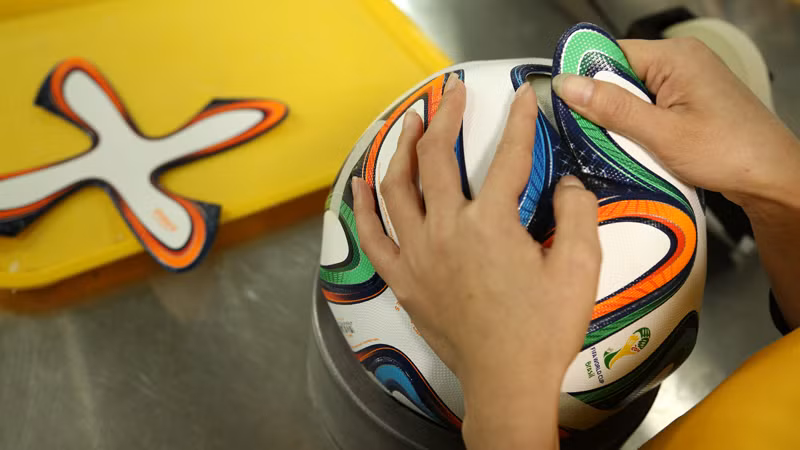 Brazuca cũng là quả bóng được Adidas chuẩn bị lâu nhất, phải mất tới 2 năm rưỡi mới đưa ra được thiết kế và nó mang đến niềm tự hào cho người dân và quốc gia Brazil, chủ nhà của kỳ World Cup 2014.