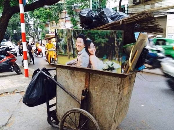 Mặc dù từng được rất trau chuốt và dồn nhiều công sức thực hiện nhưng số phận của những bức ảnh cưới vẫn là sọt rác. Ảnh sử dụng trong bài: Sưu tầm Facebook.