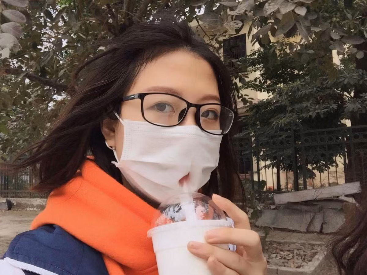 Đeo khẩu trang nhưng cố để đục chiếc lỗ ra để thỏa mãn cơn nghiện trà sữa.