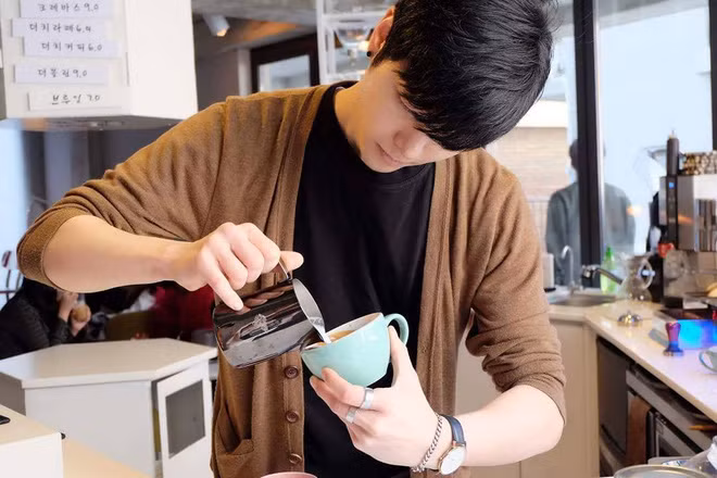 Sở hữu một ngoại hình bảnh bao, đẹp trai cùng gu ăn mặc cực chất chẳng thua kém gì ngôi sao, Lee Kang Bin còn có khả năng "đốn tim" các vị khách nữ tới quán cafe nơi mình làm chủ.