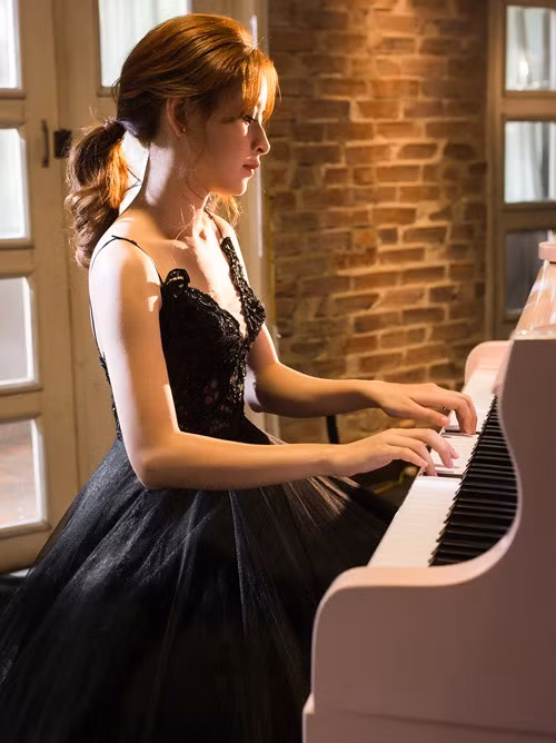 Ngoài việc thay đổi phong cách trang điểm hay guu thời trang, các hot girl Việt còn bị dân mạng "soi mói" việc không ngừng biến đổi kích cỡ ở vòng 1. Điển hình đầu tiên cho việc này có thể nhắc đến Chi Pu. Ngày xưa, Chi Pu được biết tới như hot girl xinh xắn nhưng lại khá "hạn hẹp" về số đo vòng 1 và còn bị nhiều antifan gọi là "người đẹp 2 lưng".