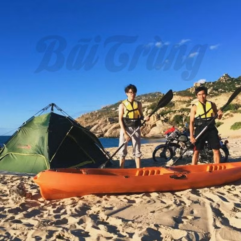 Cách TP HCM 350 km, Bãi Tràng được xem là một trong những địa điểm lý tưởng để các bạn trẻ có cảm giác trải nghiệm cắm trại trên bãi biển tuyệt vời nhất khi đến du lịch Ninh Thuận. Băng qua đồi cát trong cái nắng rát bỏng và cơn gió khô rang, tìm đến Bãi Tràng bạn sẽ thấy một khung cảnh nên thơ hoang sơ còn sót lại của dọc ven biển Nam Trung Bộ. Ảnh trong bài: Ivivu.