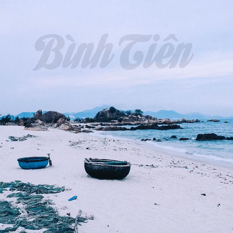 Hít thở không khí trong lành, tản bộ chân trần và ngồi trên một mỏm đá ngắm biển sẽ giúp bạn cảm thấy thật nhẹ nhàng thư thái. Không chỉ được tắm biển, bạn sẽ còn được ngâm mình trong dòng suối trong veo từ Núi Chúa đổ ra biển Bình Tiên. Bãi biển này đặc biệt là chốn lý tưởng cho những đêm ngắm sao.
