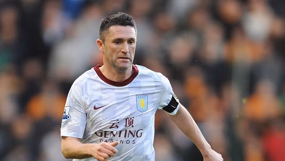 Năm 1998, trong khi cố với lấy chiếc điều khiển ti vi, tiền đạo Robbie Keane khi đó còn thuộc biên chế CLB Wolverhampton Wanderers đã bị vỡ sụn đầu gối. Đây là chấn thương khá nặng, tuy nhiên nó không ảnh hưởng quá nhiều tới sự nghiệp của tiền đạo người CH Ireland này.