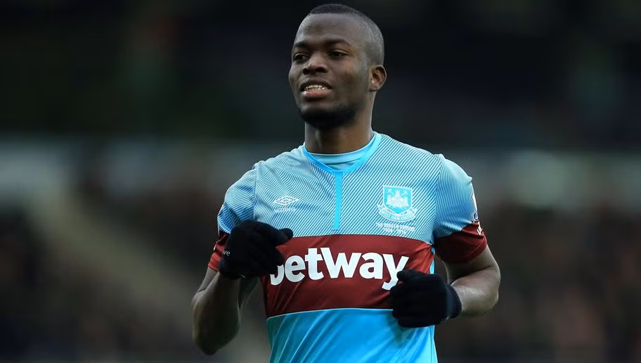Trước đó một ngôi sao bóng đá khác cũng dính chấn thương ngoài sân cỏ đó là Enner Valencia. Tiền đạo 25 tuổi này đã vô tình làm vỡ tách trà sau đó chính những mảnh sành này đã cứu vào chân anh.