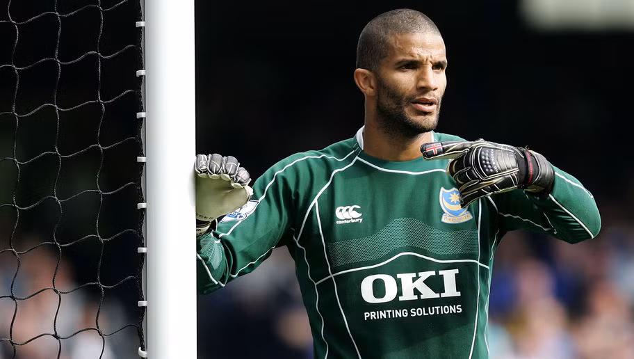 Cũng giống như Robbie Keane, thủ thành David James cũng bị chấn thương từ chiếc ti vi. Cụ thể, James với tay lấy chiếc điều khiển và anh bị chấn thương bàn tay sau đó.