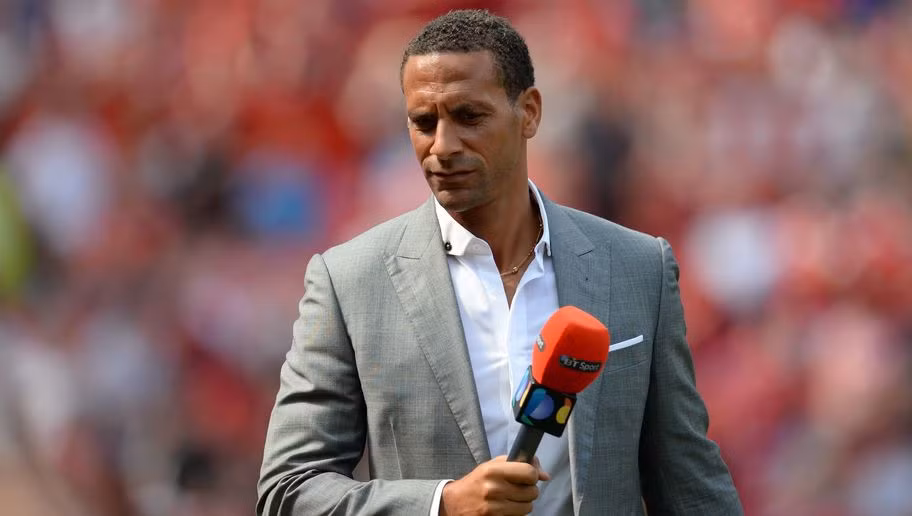 Trong thời gian khoác áo Leeds, Rio Ferdinand đã gác chân lên bàn uống trà để tạo độ thoải mái khi xem ti vi. Sau khoảng gần 5 giờ ngồi im trong tư thế ấy, trung vệ kỳ cựu này anh buộc phải nhập viện và được các bác sĩ chẩn đoán là anh đã bị giãn dây chằng đầu gối.