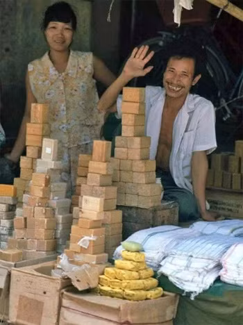Cửa hàng xà phòng Liên Xô đấy. Hồi trước xà phòng này vừa để tắm, gội đầu và giặt. Chẳng biết có phải vậy mà lũ trẻ con ngày xưa chấy đầy đầu, kể cả con trai.