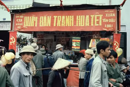 Với lũ trẻ con không có gì sướng bằng Tết còn người lớn thì tất bận chen lấn để có được những thứ đồ gia dụng dịp quan trọng này.