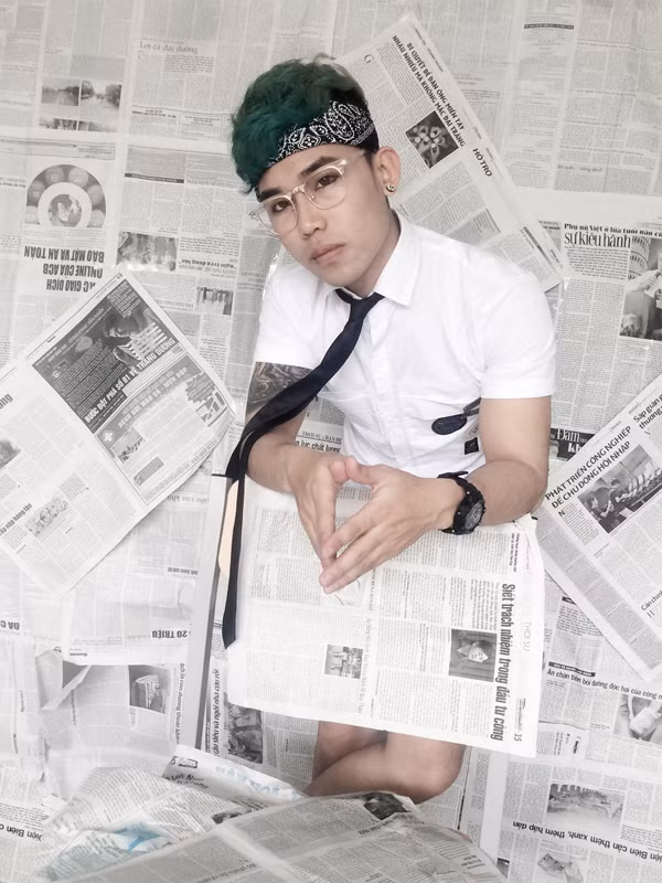 Chỉ bằng những vật dụng bỏ đi như sách báo cũ, túi ni-long, bao bì, Thực Tuti đã biến tất cả thành bài tốt nghiệp thời trang chất lừ khiến nhiều người thán phục.