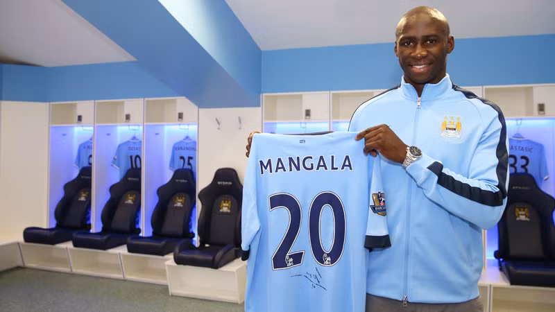 Mangala là hậu vệ đắt giá lịch sử Premier League: 42 triệu bảng. Nhưng hậu vệ người Pháp này không thể hiện được nhiều trong màu áo của Man City khi mắc hết từ sai lầm này đến sai lầm khác.