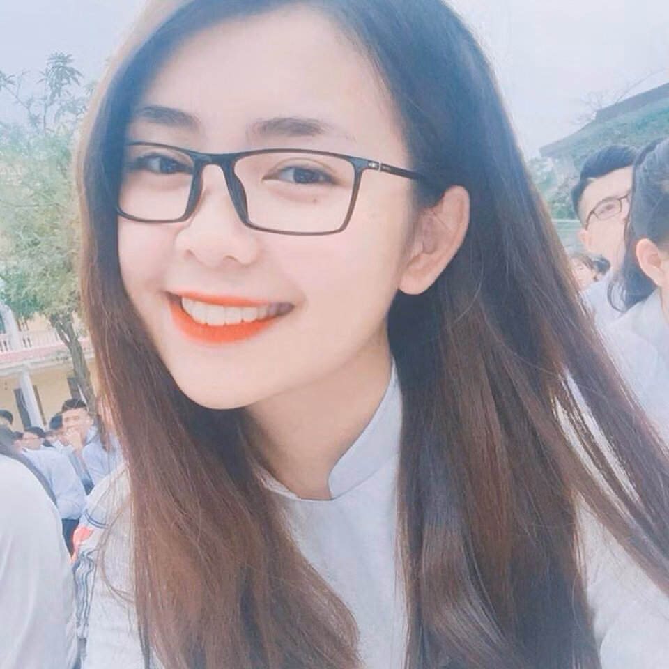 Với lợi thế về ngoại hình cùng gu thời trang trẻ trung, hợp mốt, tận dụng thời gian rảnh rỗi sau giờ học, Quỳnh Chi còn tham gia làm mẫu ảnh cho các cửa hàng thời trang, các shop bán phụ kiện.