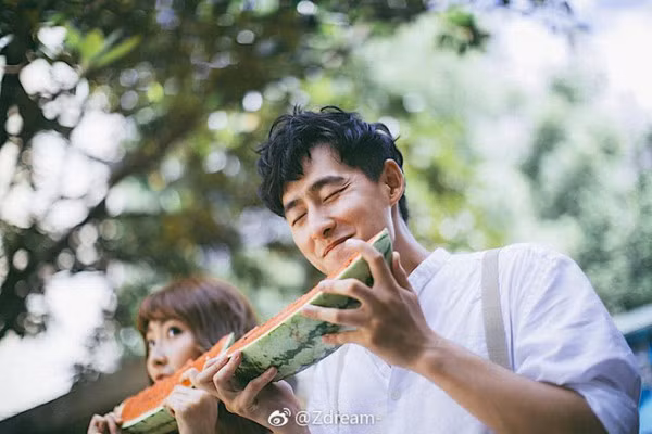 Trong bộ ảnh cưới chụp bằng máy film của cặp đôi Trung Quốc, cô dâu và chú rể xuất hiện vô cùng giản dị trong áo sơ mi và váy trắng nhưng niềm hạnh phúc của họ dường như đã cuốn hút tất cả mọi ánh nhìn.