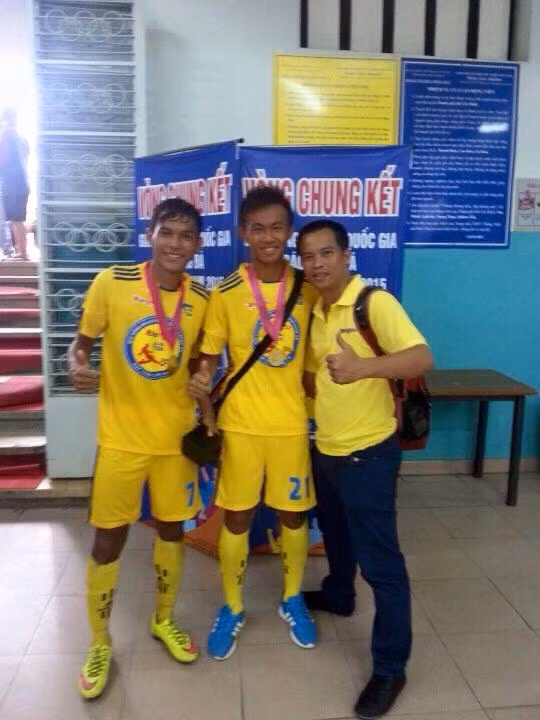 Lâm Thuận cùng đồng đội chụp ảnh với tấm huy chương vàng tại giải U17 QG 2015.