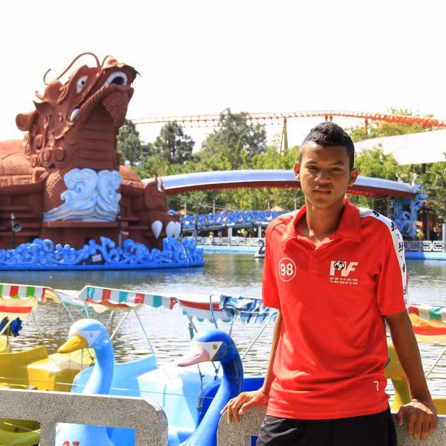 Lâm Thuận sinh ngày 20/11/1998. Chàng cầu thủ Khmer sinh ra tại Bình Phước.