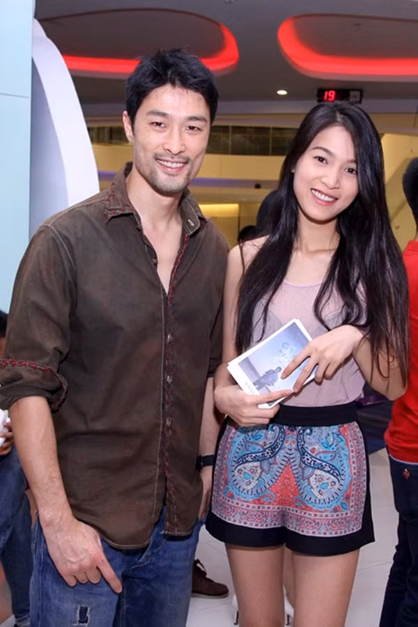 Sau khi tham gia bộ phim Bụi đời chợ Lớn, anh nhanh chóng hẹn hò cùng bạn diễn gợi cảm Nhung Kate, cả hai dù chưa từng thừa nhận trên báo chí nhưng vẫn tay trong tay cùng nhau xuất hiện tại nhiều sự kiện.