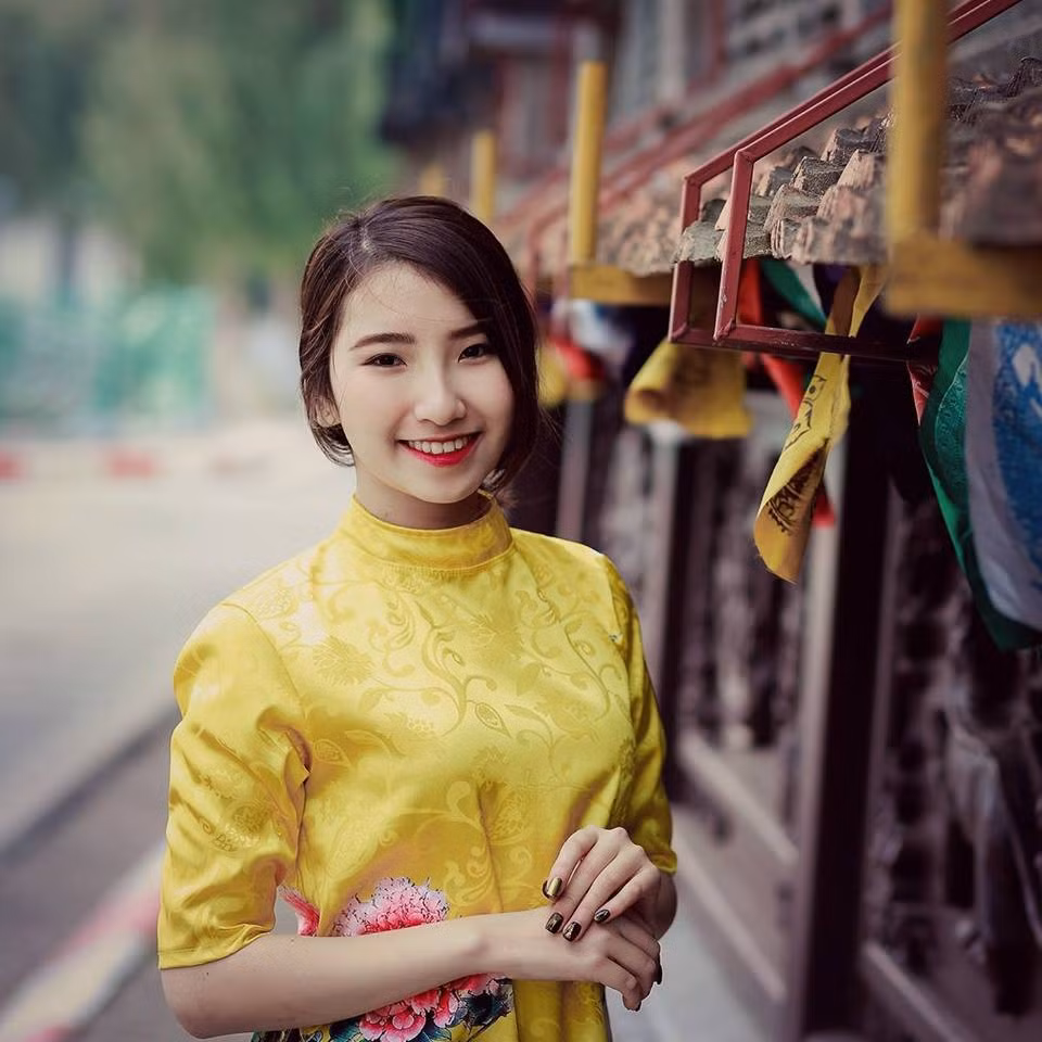 Không chỉ năng nổ tham gia các hoạt động của trường, Khánh Linh còn có tài ăn nói và mỗi lần làm MC, tổ chức sự kiện cô nàng sinh năm 1999 này lại bận túi bụi và trở thành trung tâm của mọi vụ "ăn chơi" của trường.