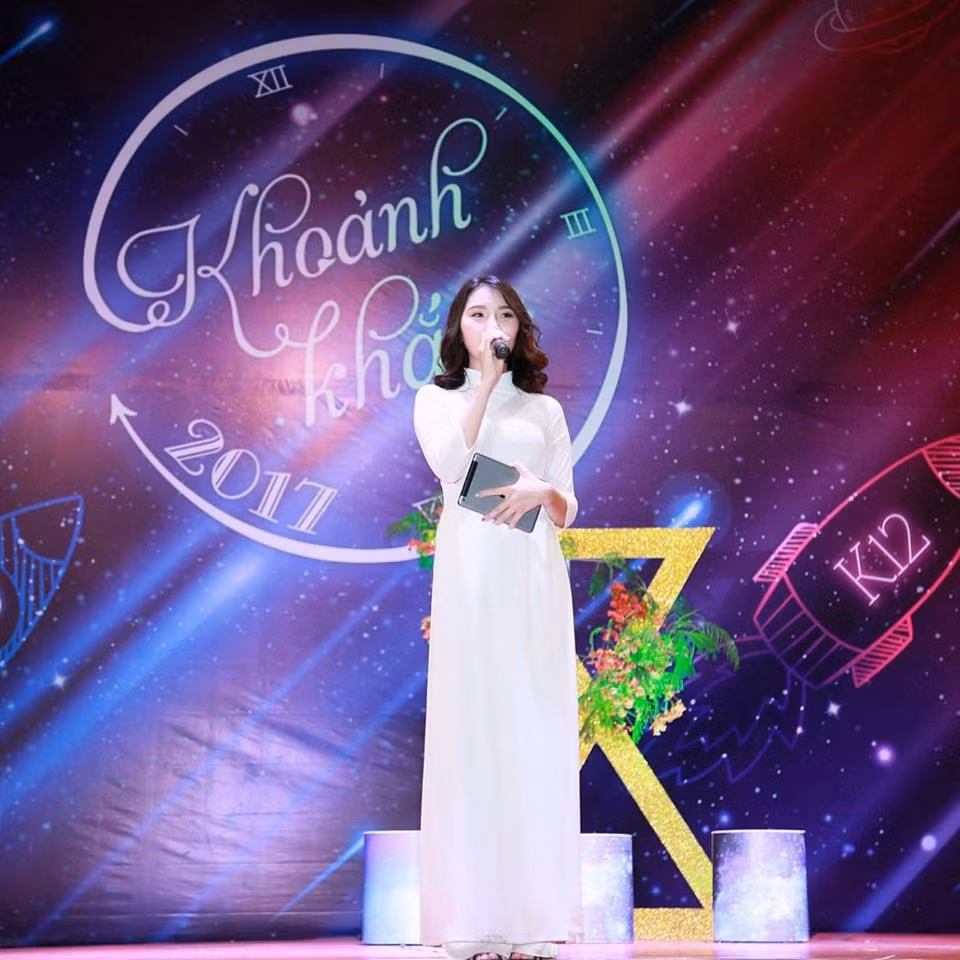 Xinh đẹp, đa tài và có hoài bão lớn và định hướng rõ ràng cho tương lai Khánh Linh là một trong những đại diện cho nữ sinh của thời buổi hiện đại, dám tư duy, dám làm. Ảnh sử dụng trong bài: FBNV.