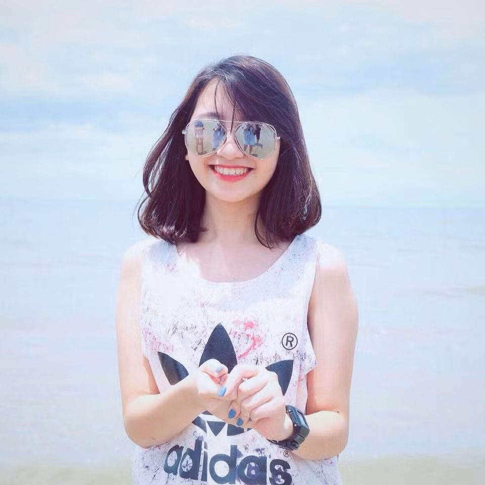 Hoàng Khánh Linh gây ấn tượng với nhiều người bởi vẻ bề ngoài xinh đẹp cùng phong cách rất năng động, cá tính của mình. Tuy nhiên, cô nàng nữ sinh 9X này còn gây ấn tượng bằng thành tích học tập cực khủng mà ai nhìn vào cũng phải ngưỡng mộ đôi phần.