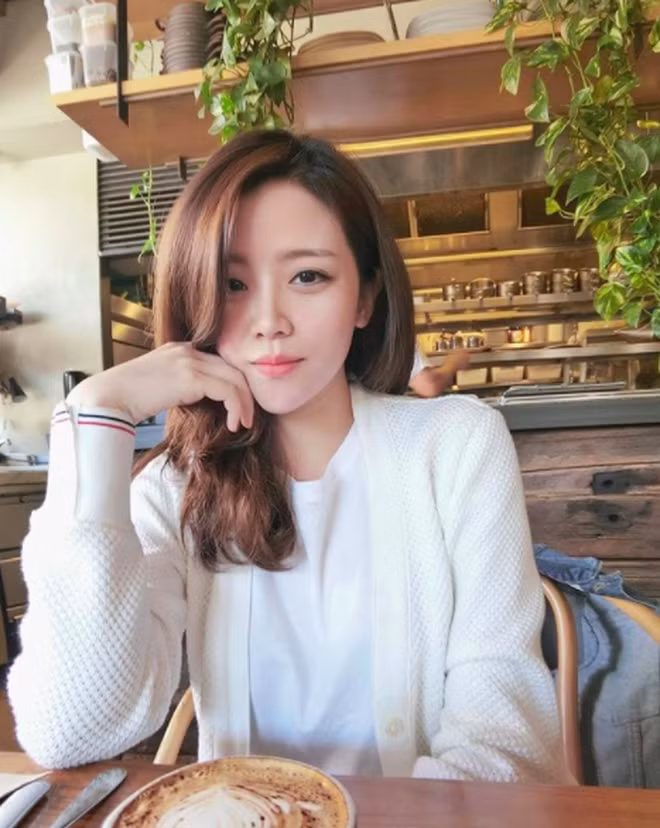 Ở tuổi 29, Thoại Liên trông vẫn rất trẻ trung, tươi tắn không khác gì những cô gái đôi mươi. Cô nàng sở hữu gương mặt thon gọn, chiếc cằm V-line nổi bật, làn da trắng cùng chiếc mũi cao muốn hết phần thiên hạ.