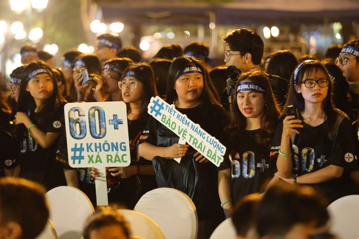 Trước khi Lễ Tắt đèn Giờ Trái Đất 2019 diễn ra, các sự kiện xung quanh đã được thúc đẩy và mở màn là lễ phát động vào ngày 10/3 tại tượng đài Cảm Tử Quân - Hoàn Kiếm - Hà Nội.