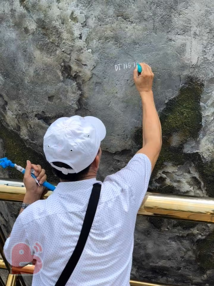 Hàng ngàn bình luận giận dữ kèm theo những bình luận bức xúc về ý thức kém của chàng trai trong ảnh đã được cư dân mạng để lại.