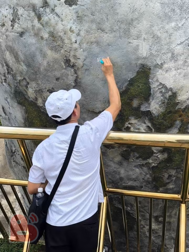 Trước đó, ngày 22/4, những hình ảnh ghi lại được, một thanh niên đã dùng bút xóa viết lên phần bàn tay điêu khắc bằng đá ở Cầu Vàng.