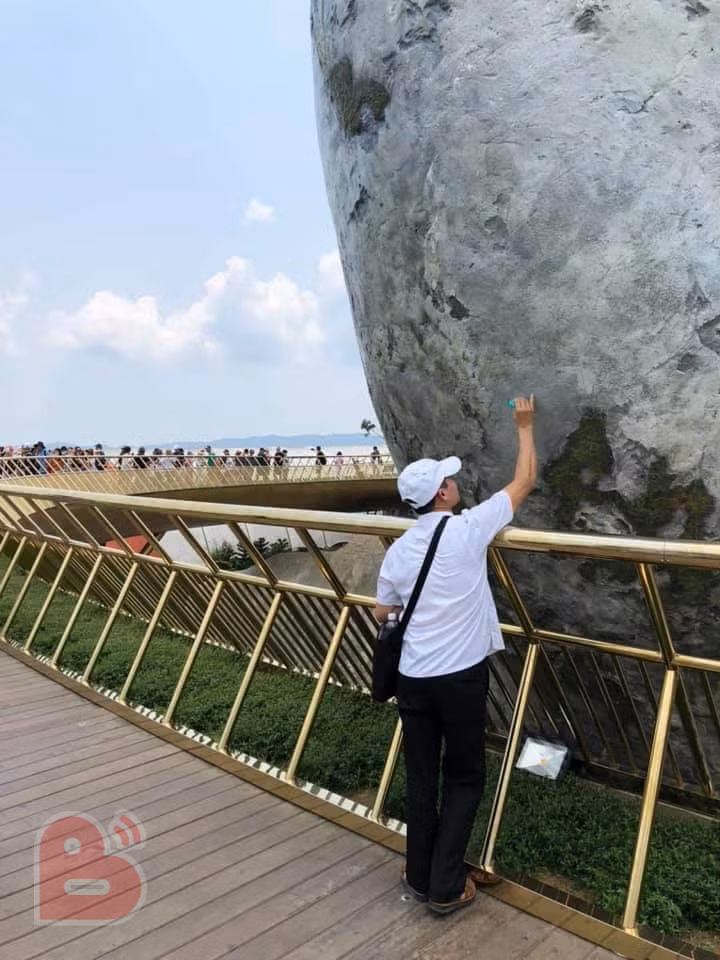 Sau khi hoàn thành "tác phẩm" của mình, nhân vật chính còn thản nhiên dùng điện thoại để tự sướng khiến CĐM phẫn nộ.