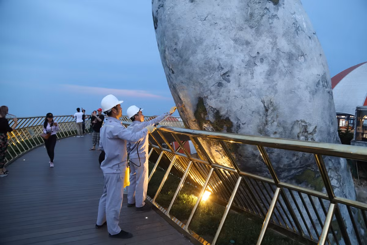 Đồng thời nhiều người cũng cho rằng đây chính là bài học cảnh tỉnh dành cho những người trẻ nào đang có ý định "đánh dấu lãnh thổ" khi đi du lịch đang trở thành thói xấu thời gian qua.