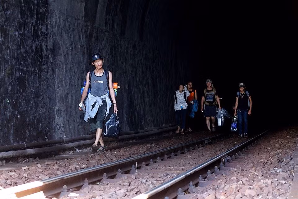 Cách thứ hai để đến với ngôi làng hẻo lánh này đó là đi xe máy lên đèo Hải Vân, từ chân đèo lên tầm 2 – 3 km sẽ có một ngôi nhà bán nước nhỏ nằm bên phải con đường, bạn gửi xe ở đó, hỏi đường đi xuống làng Vân.