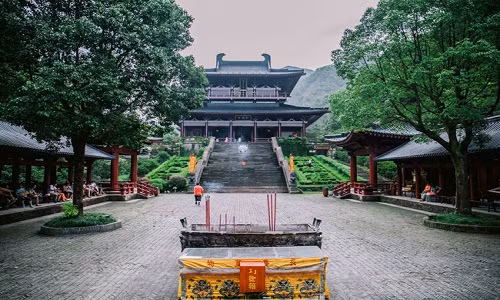 Đền thờ Hoàng Gia, Tiên Đô: Đền thờ Hoàng Gia hay còn gọi là Tấn Vân Đường, là nơi thờ cúng quan trọng trong cung đình, từng là một trong ba cung điện của Hiên Viên hoàng đế - một trong những vùng đất đạo giáo từ thời cổ đại Trung Quốc.