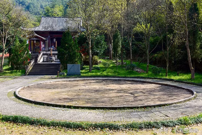 Nơi Quách Tĩnh quỳ xuống nền đá cầu ông trời – Đài bát quái, bên trong Tiên Đô Quan.