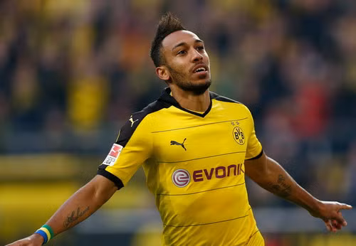 Chỉ ba mùa bóng kể từ khi rời St.Etienne, Aubameyang trở thành chân sút chủ lực của Dortmund sau khi Robert Lewandowski ra đi.Từng ghi bàn vào lưới Tottenham và Liverpool ở Europa League, Aubameyang nhận ra Premier League hoàn toàn có thể là đất dụng võ mới cho chính anh. Đặc biệt, Man City đang có động thái tiếp cận cầu thủ người Gabon này.
