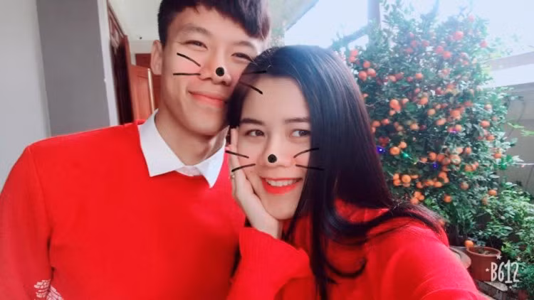 Nhân dịp khai trương quán mới, Quế Ngọc Hải không ngần ngại thể hiện cái uy khi gửi thiệp mời "hội anh em cây khế" như Văn Toàn, Đặng Văn Lâm, Hồng Duy, Văn Thanh, Đức Huy… đến tham dự.