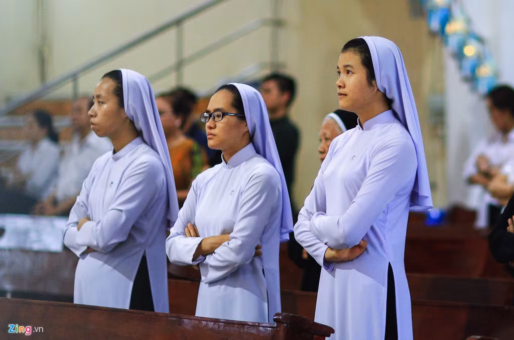 Trong Tu viện Dòng Mến Thánh Giá có khoảng 300 sơ. Các nữ tu thường giành phần lờn thời gian đọc kinh và làm lễ trong nhà nguyện lúc 17h.