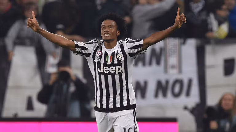 Juventus chốt giá bán Cuadrado: Tờ Goal cho biết, để tiện cho việc chiêu mộ bộ đôi Douglas Costa (Bayern Munich) và Federico Bernardeschi (Fiorentina), ban lãnh đạo Juventus sẵn sàng chia tay tiền vệ chạy cánh Juan Cuadrado. Được biết, mức giá đội bóng thành Turin yêu cầu rơi vào khoảng 30 triệu euro. Arsenal lúc này được cho là đang mong muốn có được sự phục vụ của ngôi sao chạy cánh 29 tuổi này. Ảnh: Daily Mail