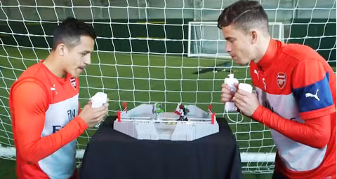 Khi các cầu thủ Arsenal so tài trên sân đấm bốc điện tử.