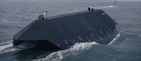 Dù đã chứng minh được khả năng có thể tiếp cận các mục tiêu trong im lặng, Sea Shadow vẫn phải chịu cảnh trở thành 'chuột thí nghiệm' trong hơn một thập kỉ trước khi ngậm ngùi bị đưa ra khỏi biên chế của Hải quân Mỹ vào năm 2006.