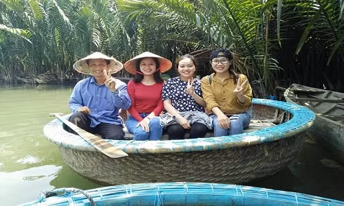 Ngồi trên thuyền, bạn sẽ được ngắm nhìn từng khóm dừa đung đưa trước gió, được thả mình dưới "khoảng trời Nam bộ" bao la trải dài trên diện tích cả trăm héc ta, được chơi trò thả mồi câu cá, bắt những chú biu biu đang ẩn mình dưới những khóm dừa...