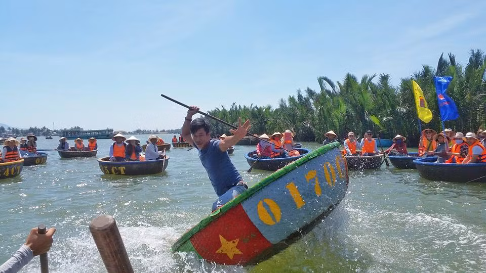 Du khách thích thú khi được tận mắt xem màn biểu diễn múa thuyền, cưỡi nước điệu nghệ của những tay chèo địa phương, khiến không khí vui rộn rã khắp một vùng sông nước.