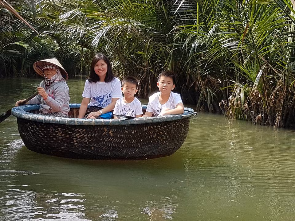 Nhiều gia đình đưa trẻ nhỏ đến đây để trải nghiệm với không gian thiên nhiên gần gũi.