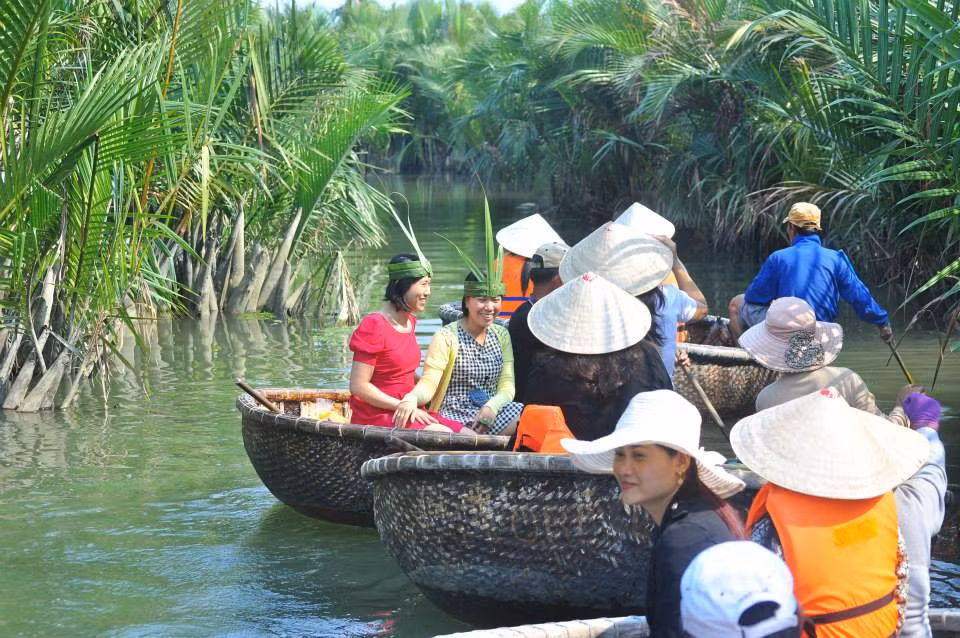 Từ phố cổ Hội An, men theo dọc bờ sông Hoài hơn 3km về phía đông nam, du khách sẽ đến được khu rừng dừa nước Bảy Mẫu hơn chục hecta nằm trong hệ thống sinh thái ngập mặn khu vực Cửa Đại.
