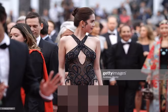 Cụ thể, xuất hiện tại thảm đỏ của LHP Cannes 2019, "nữ hoàng nội y" - Ngọc Trinh chọn thiết kế xuyên thấu được đính kết đá tỉ mỉ. Điểm nhấn của bộ trang phục nằm ở chi tiết cắt xẻ táo bạo phần eo và phần đùi giúp cô khoe lợi thế hình thể.
