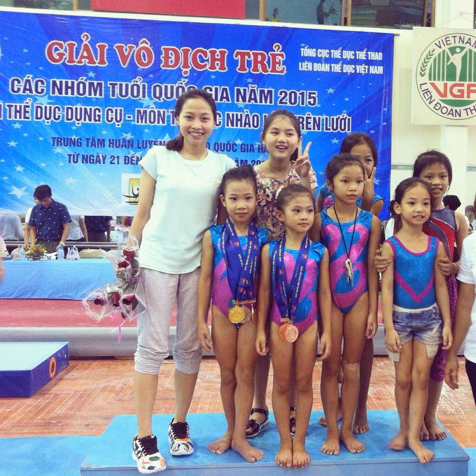 Sau những tháng ngày miệt mài tu nghiệp, cô gái có biệt danh "búp bê" này bắt đầu nhận nhiệm vụ "gõ đầu trẻ" tại đội tuyển thể dục dụng cụ trẻ Hà Nội.