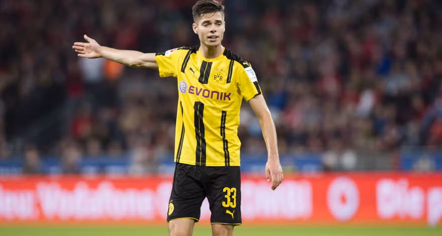 M.U, Man City đại chiến vì Julian Weigl: Theo báo giới Anh, M.U và Man City đang theo sát tiền vệ Julian Weigl. Trong khi M.U cần người thay Carrick thì HLV Pep Guardiola xem Julian Weigl là hạt nhân quan trọng ở hàng tiền vệ. Ảnh: Sport