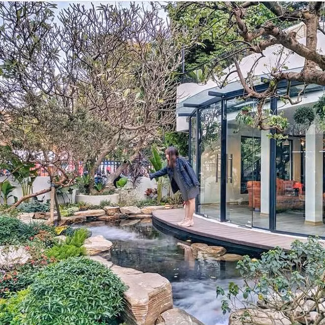 Gardenista có lẽ không phải là cái tên mới với những người mê lê la ở quán cafe đẹp ở Hà Nội. Đây cũng là địa điểm mà nhiều bạn trẻ lựa chọn để ngắm phố đi bộ.